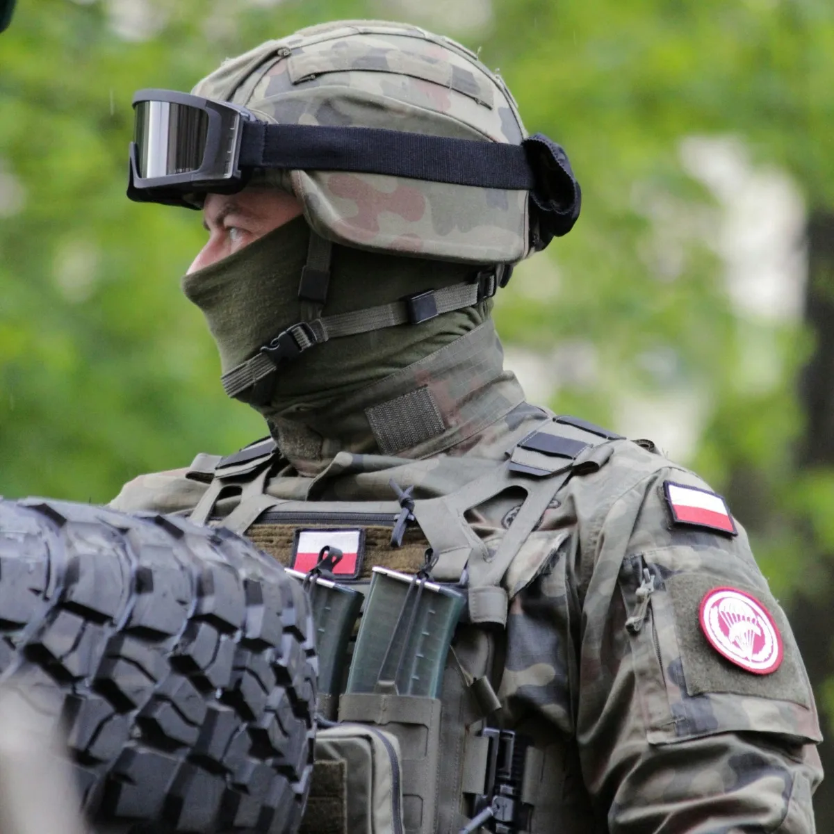 Żołnierz Sił Zbrojnych RP w pełnym oporządzeniu